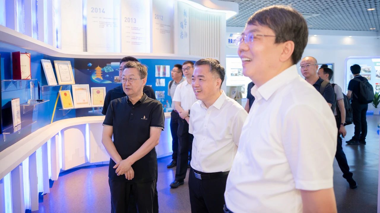 �A�S��W(xu��)�hί��(sh��)ӛ�����i���ϰ���ί��(sh��)ӛ����ɭһ�Ё�(l��i)��˾�����{��